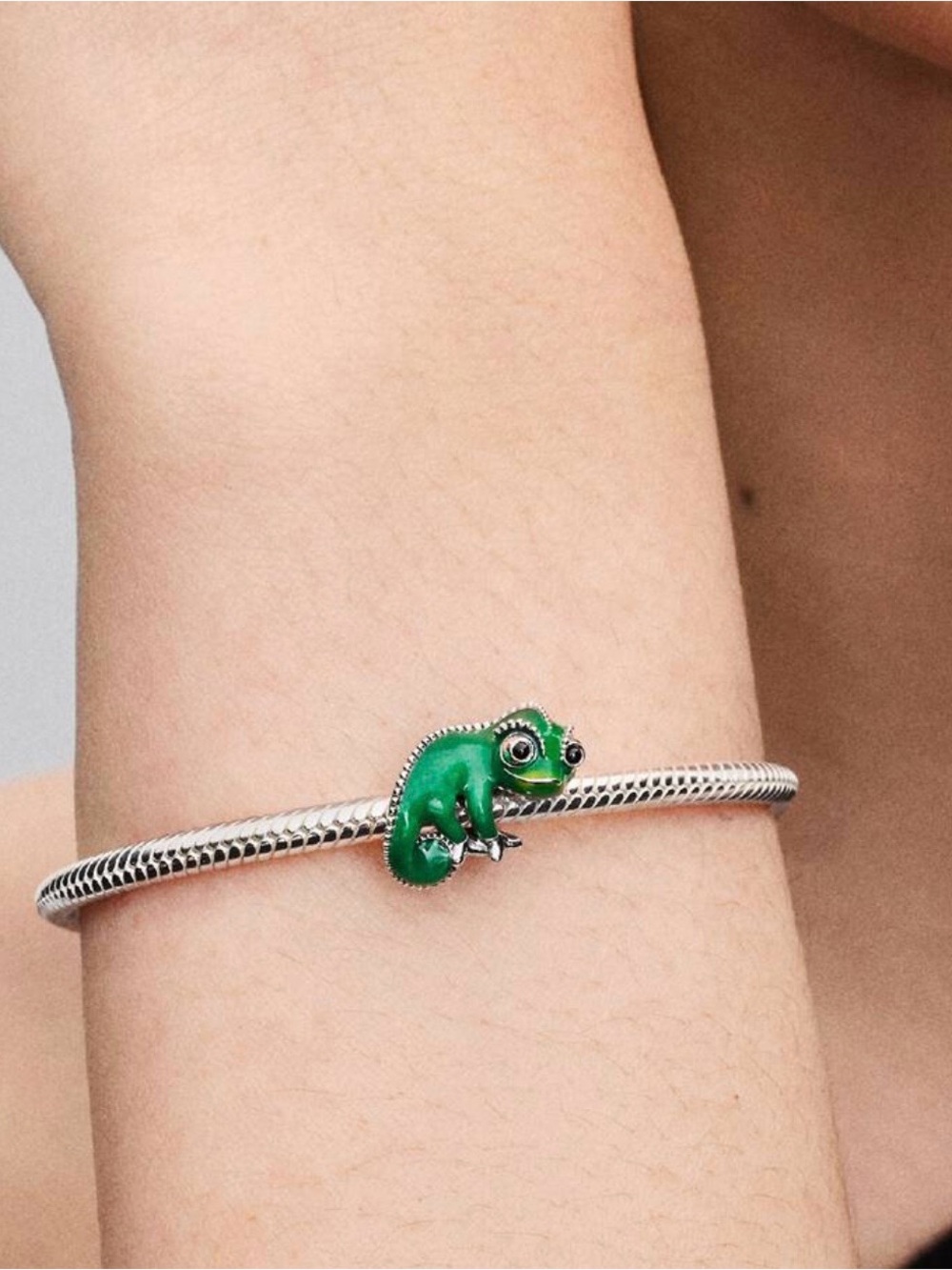 Tangled Pascal Color-changing Charm - Picture 5 of 5